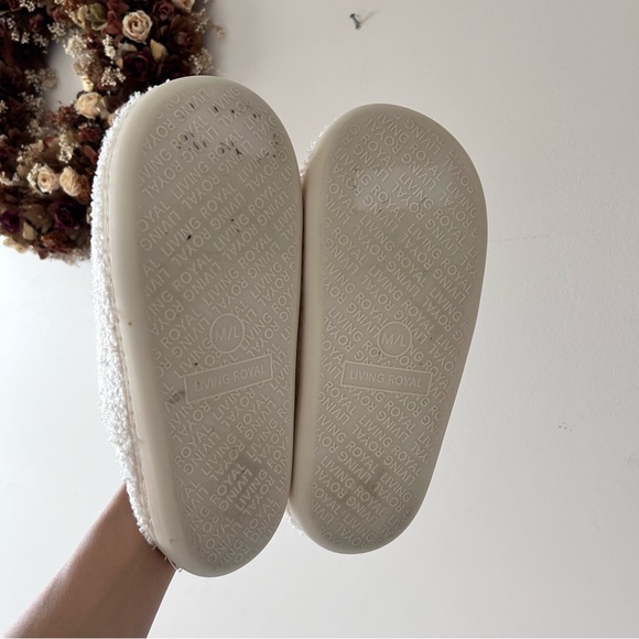 Living Royal | Peace Slippers - Picture 3 of 4